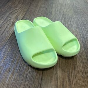 Yeezy Slides Size 11
